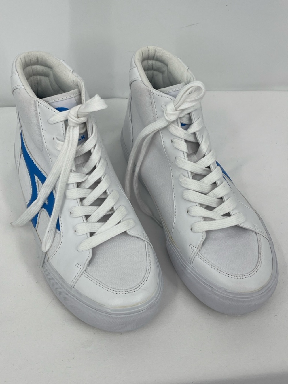 Airwalk AURORA WOMENS SIZE 9M White High-Top Sneakers with Blue Stripe